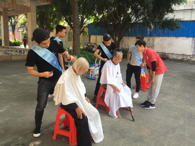 石碣：刘屋村敬老月义剪活动
